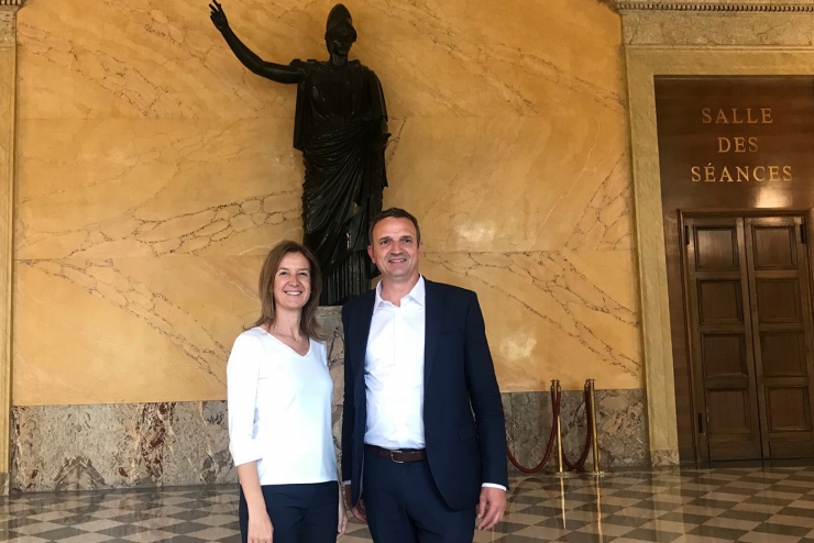 La ministra de Medi Ambient, Agricultura i Sostenibilitat, Sílvia Calvó, i el diputat i president de l’Institut de l’economia circular de França, François-Michel Lambert, aquest dijous a l'Assemblea Nacional francesa a París.